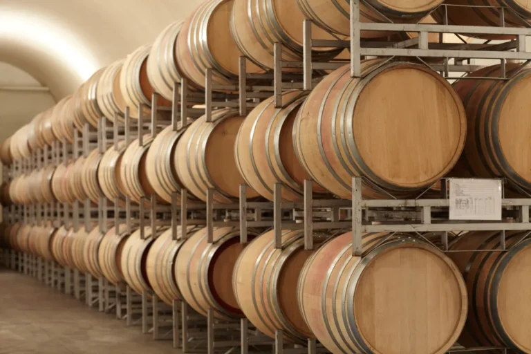 Imagen ilustrativa: barricas apiladas en la bodega durante el periodo de crianza