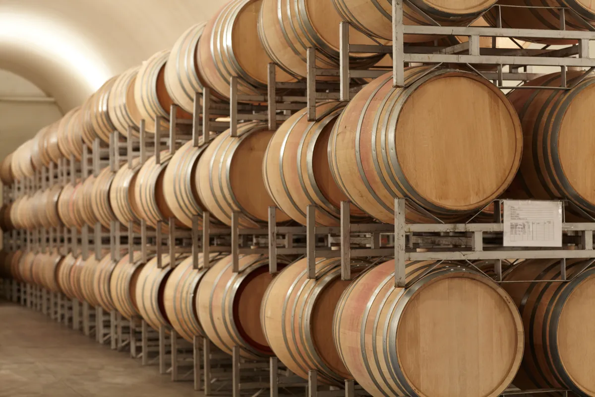 Imagen ilustrativa: barricas apiladas en la bodega durante el periodo de crianza