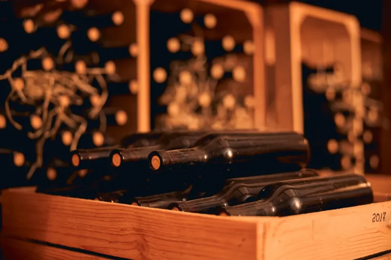Imagen ilustrativa: detalle de unas botellas guardadas en una caja de madera