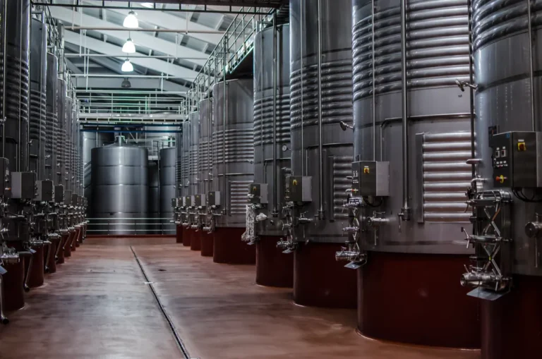 Imagen ilustrativa: sala de fermentación con grandes depósitos metálicos alineados